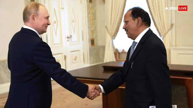 NSA Ajit Doval calls on President Vladimir Putin Putin has extended an invite to PM Modi also to visit Russia खत्म हो जाएगी रूस-यूक्रेन जंग? राष्ट्रपति पुतिन से मिले PM मोदी के दूत NSA अजीत डोभाल