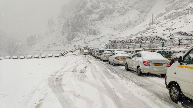 Uttarakhand's Garhwal region faces snowfall and heavy rainfall alerts Indian Meteorological Department Uttarakhand: Snowfall In Garhwal, IMD Issues 'Red Alert' For Heavy Rain