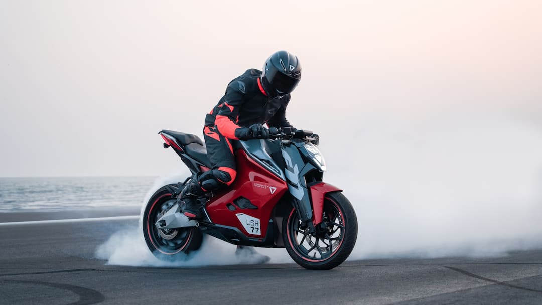 Ultraviolette Now Challenges Bajaj Auto To A Fist Fight Ultraviolette vs Bajaj: গাড়ির দুনিয়ায় যুযুধান দুই পক্ষ, বজাজের বিরুদ্ধে যুদ্ধের ডাক দিল আলট্রাভায়োলেট?