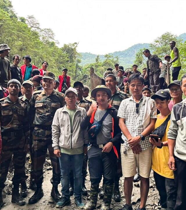 राजनाथ सिंह आगे कहा कि हमारा लक्ष्य सीमावर्ती इलाकों के लोगों के जीवन की बेहतरी सुनिश्चित करना है. यहां के लोगों को अच्छी शिक्षा, उचित स्वास्थय व्यवस्था की उपलब्धता, नौजवानों को स्किल्ड बनाना, कृषि और व्यापार में बढ़ोतरी, महिलाओं बच्चों और बुजुर्गों की लाइफ को इंश्योर करना.
