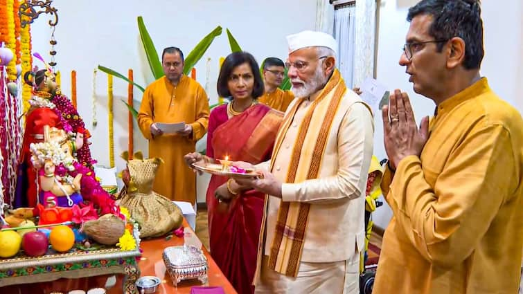 CJI Chandrachud PM Modi Meeting Opposition Shiv Sena BJP Reaction Opposition vs BJP After PM Modi Attends Ganpati Celebrations At CJI Chandrachud's House