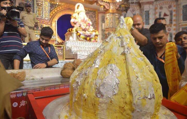 तसेच त्यावर चांदीचे वर्क आणि केशर देखील लावण्यात आले आहे.