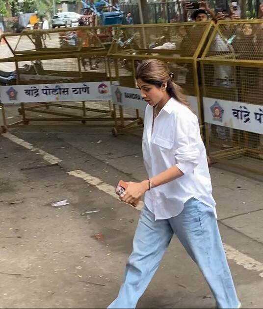 एक्ट्रेस शिल्पा शेट्टी भी अपनी दोस्त मलाइका से मिलने के लिए उनके घर पहुंची.