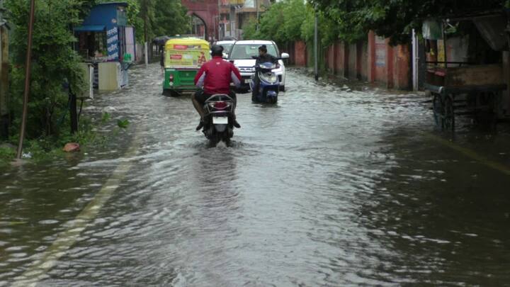 स्थानीय लोगों का कहना है कि सुजानगंगा नहर का पानी सड़क पर आ रहा है, जिससे गांधी पार्क के आसपास और बासन गेट सहित कई निचली कॉलोनियों में  जलभराव हो गया है. इससे लोगों को आने-जाने में परेशानी हो रही है. लोगों का कहना है कि सुजान गंगा नहर से पानी बाहर जाने वाले नालों पर अतिक्रमण होने से यह समस्या उत्पन्न हुई है.