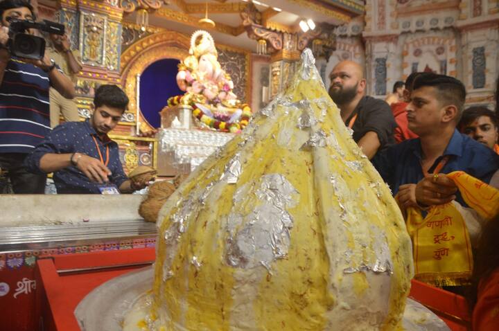 मेरिडियन आईस्क्रीमचे निलेश चव्हाण म्हणाले, श्रीमंत दगडूशेठ हलवाई गणपती हे जगभरातील गणेशभक्तांचे आराध्य दैवत आहे. त्यामुळे बाप्पाला आम्हा हा मोदक आईस्क्रीम चा नैवेद्य अर्पण करीत आहोत.