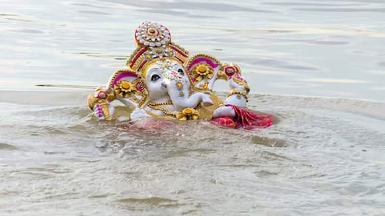 The gold chain given to Lord Ganesha, forgot to take it off during immersion, the family searched for 10 hours! ਭਗਵਾਨ ਗਣੇਸ਼ ਨੂੰ ਪਵਾਈ ਸੋਨੇ ਦੀ ਚੇਨ, ਵਿਸਰਜਨ ਦੌਰਾਨ ਉਤਾਰਨਾ ਭੁੱਲ ਗਏ, 10 ਘੰਟੇ ਤੱਕ ਭਾਲਦਾ ਰਿਹਾ ਪਰਿਵਾਰ!