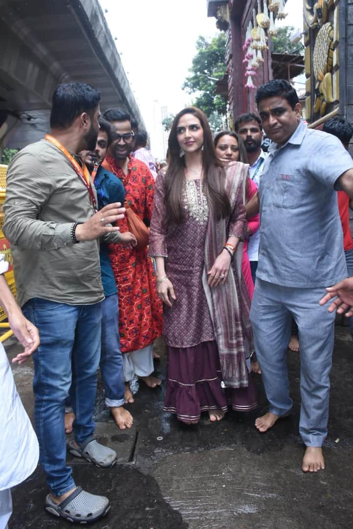 ईशा देओल इस दौरान ट्रेडिशनल लुक में नजर आईं. एक्ट्रेस ने पर्पल शेड का सूट पहना हुआ था और साइड में दुपट्टा लिया हुआ था. उन्होंने अपने बालों को खुला छोड़ा था और कानों में झुमके पहने थे. इस लुक में ईशा बेहद प्यारी लग रही थीं.