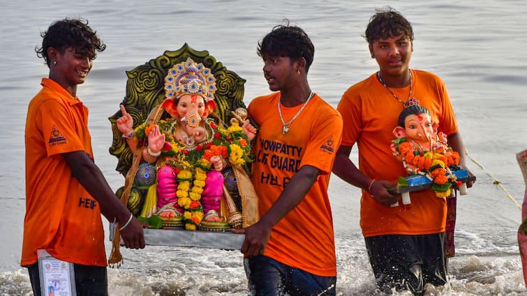 Ganpati Festival Supreme Court Stays NGT Order Restricted number Dhol-Tasha Members To thirty In Ganesh idol visarjan 'Let Them Do Dhol-Tasha': SC Stays NGT Cap Of 30 Members On Musical Troupes In Ganpati Visarjan