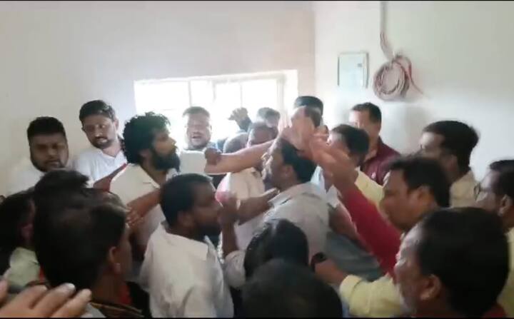 Voting was to be done by party members in this meeting. Meanwhile, some supporters of the current MLA Raj Singha who were not party members were allegedly stopped from entering. During this, it was claimed that some people had entered here with the intention of diverting the workers by using money power.