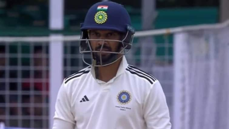 Ruturaj Gaikwad Retired Hurt Injury On Second Ball Duleep Trophy Ahead IND vs BAN Test Series Ruturaj Gaikwad Injury: मैच के बीच मैदान छोड़कर बाहर हुए ऋतुराज गायकवाड़, चोट ने हालत कर दी खराब