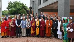 दिल्ली: अंतरराष्ट्रीय बौद्ध सम्मेलन शुरू, फुटबॉल टीम के पूर्व कप्तान बाईचुंग भूटिया हुए शामिल