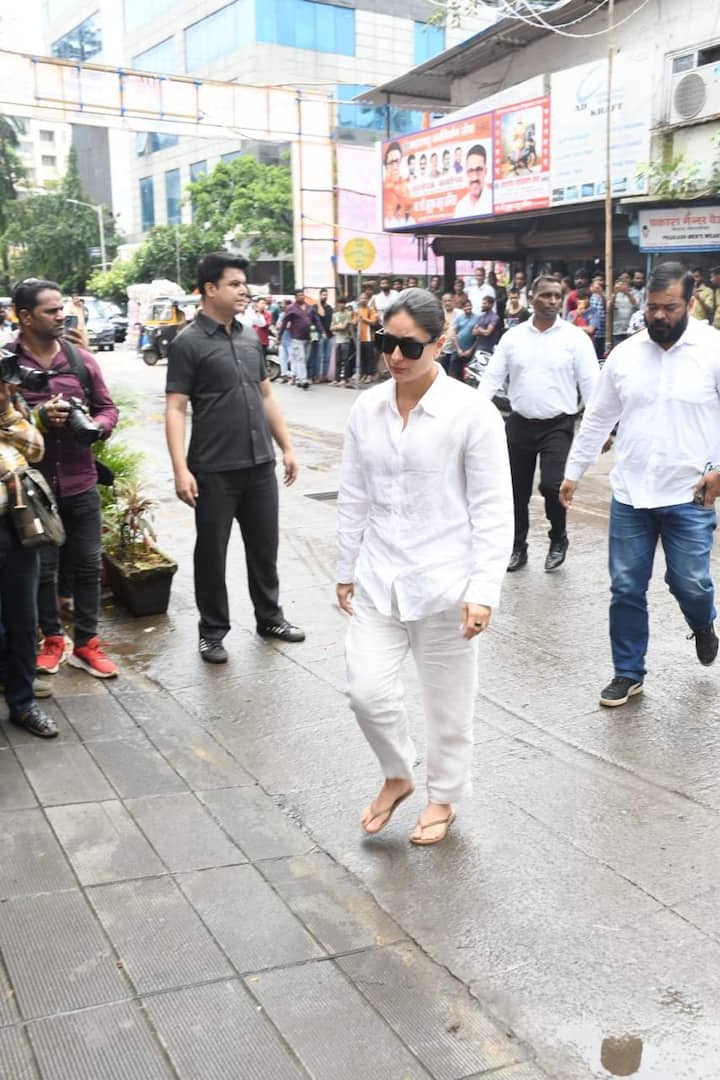 Kareena Kapoor, who is Malaika and Amrita's very good friend, was seen arriving for the last rites.