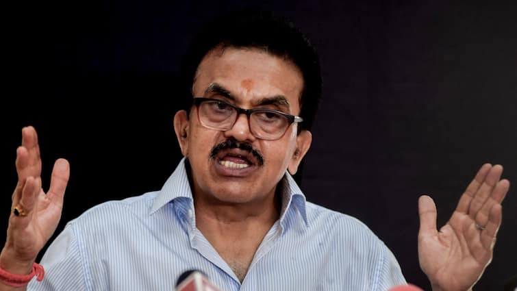 Sanjay Nirupam Shiv Sena Leader Attack On MVA Sanjay Raut Over PM Modi Went to CJI House For Ganpati Puja पीएम मोदी के CJI के घर जाने से सियासी बयानबाजी तेज, अब संजय निरुपम ने कही बड़ी बात