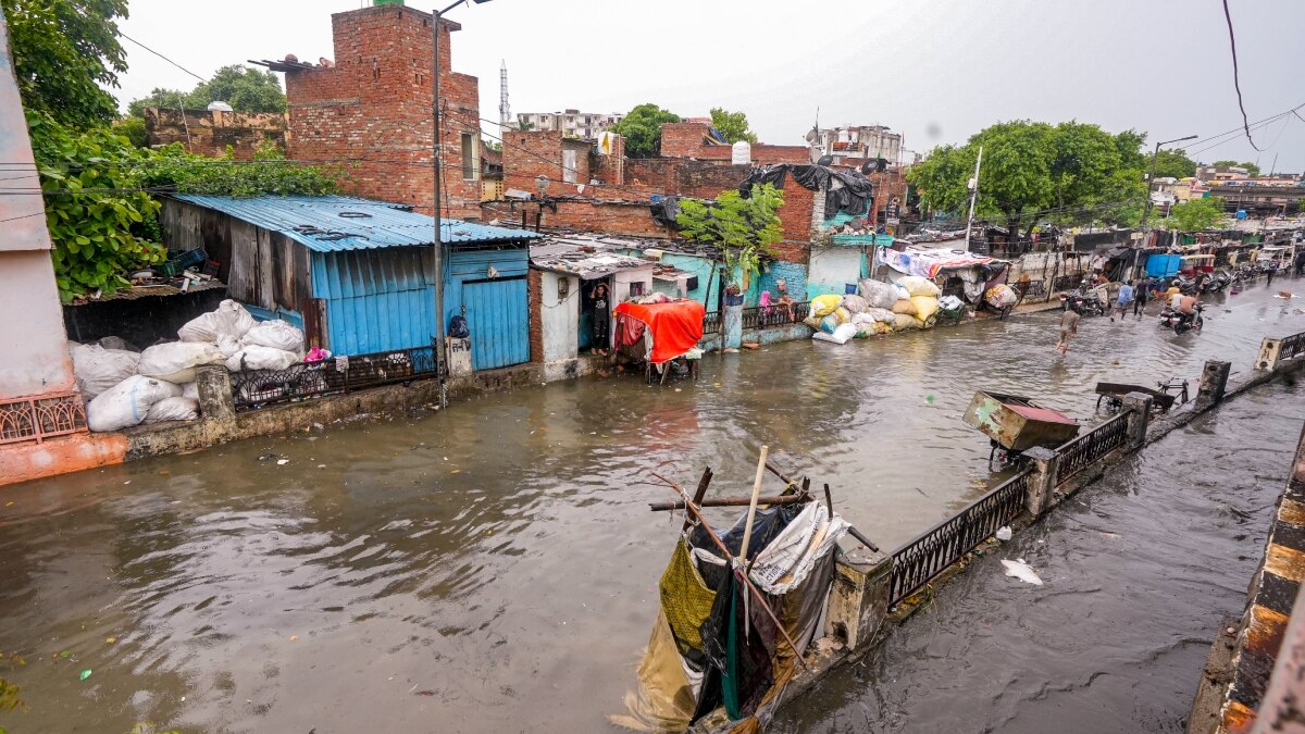 UP Mein Barish: लखनऊ में बारिश ने बढ़ाई लोगों की मुसीबत, यूपी के कई जिलों में हैं बारिश का अलर्ट जारी