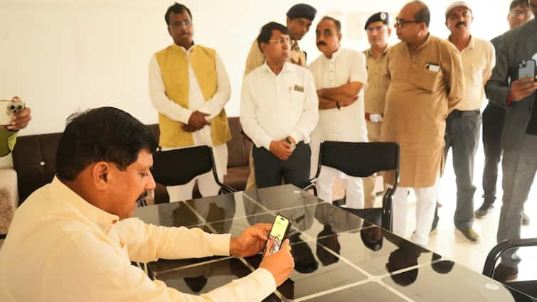 MP CM Mohan Yadav Ujjain Visit and Talk to Tikamgarh Flood Victims on Video Call ANN उज्जैन पहुंचे CM मोहन यादव, टीकमगढ़ बाढ़ पीड़ितों से वीडियो कॉल पर की बात