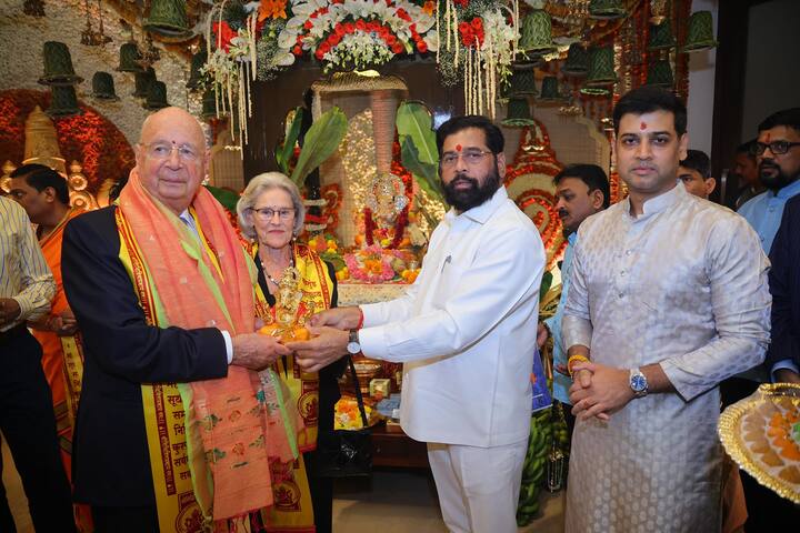 दोन दिवसांपूर्वीच जगभरातील विविध देशांचे राजदूत आणि परराष्ट्र व्यवहार अधिकाऱ्यांनी वर्षा निवासस्थानी येऊन श्री गणेशाचे मनोभावे दर्शन घेत आरती केली. तसेच, या अधिकाऱ्यांच्याहस्ते येथे आरतीही करण्यात आली होती.