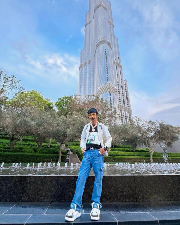 आशीष विद्यार्थी सबसे पहले डॉली चायवाला से बोलते हैं कि भाई साहब आपका हेयरस्टाइल कहां लिया, मुझे बड़ा कमाल लग रहा है, जिसके जवाब में डॉली चायवाला कहते हैं कि बाल इधर-उधर कर लेते हैं और हेयरस्टाइल बन जाता है.
