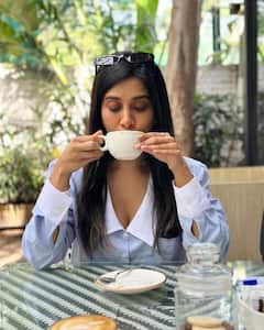 Nabha Natesh: నభా నటేష్ బాస్ లేడీ ఫోజులు... కూల్ వెదర్‌లో కాఫీ ఎంజాయ్ చేస్తున్న అందాల భామ