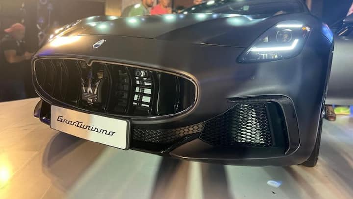 ইলেকট্রিক ও টার্বো পেট্রোল পাওয়ারট্রেন উভয়ের সুবিধেই রয়েছে এই গাড়িতে। এই গাড়িতে দেওয়া হয়েছে একটি লম্বা বনেট।