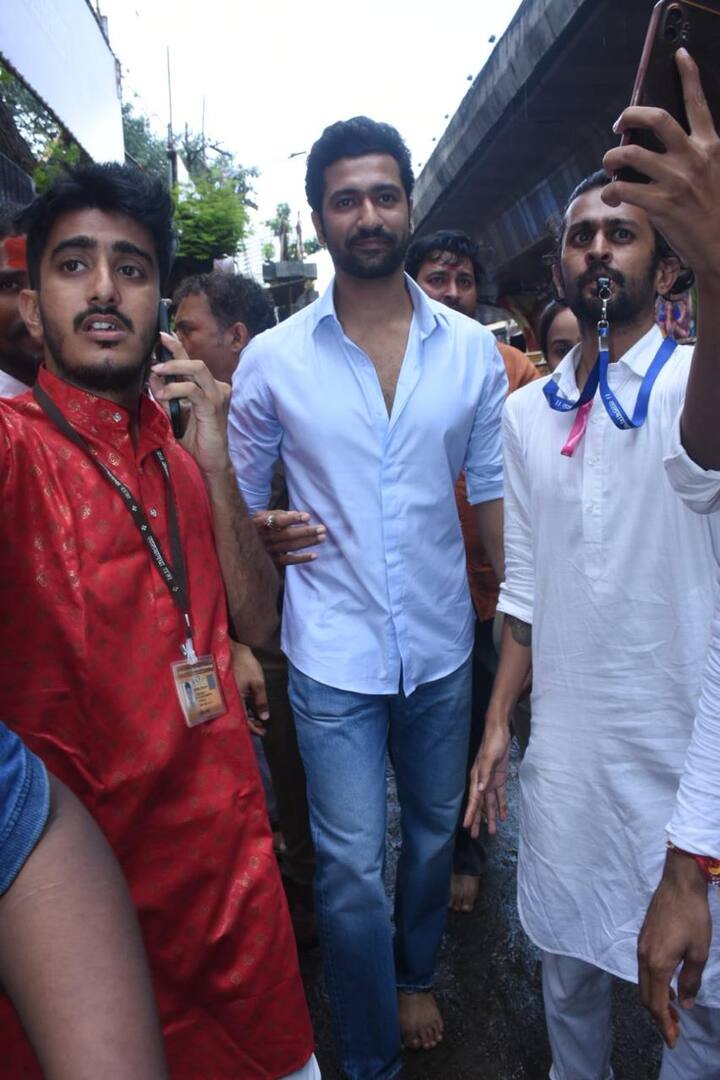 विक्की को देखते ही फैंस ने उन्हें घेर लिया और सेल्फी लेने लगे. एक्टर भी इस दौरान स्माइल करते हुए फैंस को सेल्फी देते नजर आए.