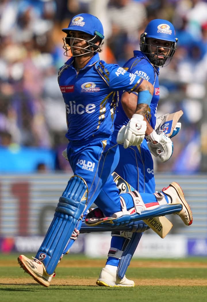 दिलीप ट्रॉफी 2024 का चौथा मुकाबला इंडिया बी और इंडिया सी के बीच खेला जा रहा है. इस मैच में ईशान ने 126 गेंदों का सामना करते हुए 111 रन बनाए.