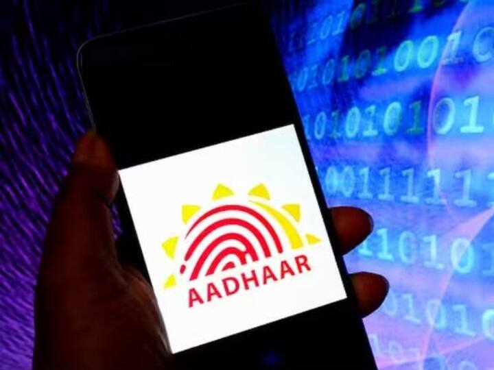 Aadhaar Card Update: आधार कार्ड एक जरूरी डॉक्यूमेंट्स बन चुका है. इसका इस्तेमाल कई जगह जैसे सरकारी योजनाओं का लाभ उठाने से लेकर बैंक खाता खुलवाने तक के लिए किया जाता है. ऐसे में आधार का अपडेट रहना आवश्यक है.