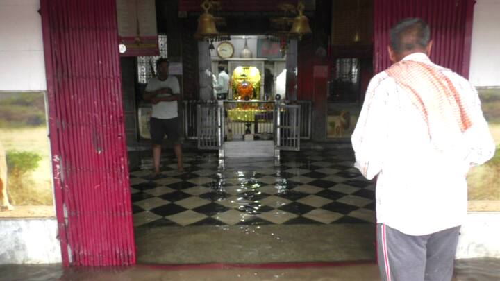 भरतपुर में बाढ़ जैसे हालात को देखने हुए जिला प्रशासन ने अलर्ट जारी कर दिया है. साथ ही अधिकारियों को अलर्ट मोड पर रहने के दिशा निर्देश जारी किए हैं. लोगों को नदी और जलभराव इलाकों में नहीं जाने की सलाह दी जा रही है.