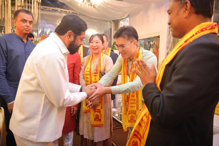 मुख्यमंत्री एकनाथ शिंदे यांच्या वर्षा निवासस्थानी दररोज सकाळी आणि सायंकाळी गणपती बाप्पांची आरती केली जाते. त्यासाठी, अनेक मान्यवरांना बोलवण्यात येते.