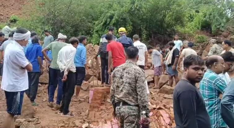 Datia 400 Year Old Wall Collapse 9 people buried in debris two people died ann भारी बारिश के बीच दतिया के राजगढ़ किले की 400 साल पुरानी दीवार गिरी, 7 की दर्दनाक मौत