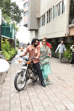 ‘विक्की विद्या का वो वाला वीडियो’ के इवेंट में राजकुमार राव और तृप्ति डिमरी ने बाइक से ली धांसू एंट्री, देखें तस्वीरें