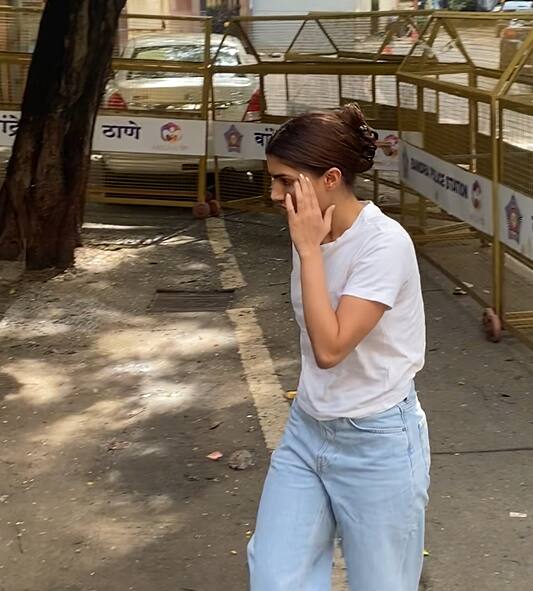 वहीं सलमान खान की भांदी एलीजेह भी मलाइका से मिलने के लिए वीरवार के दिन उनके घर पहुंची थी. इस दौरान वो कैमरे से अपना चेहरा छुपाती नजर आई.