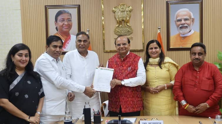 Delhi BJP MPs Bansuri Swaraj Ramvir Singh Bidhuri Meet LG VK Saxena Handed over A Letter Attack On AAP Arvind Kejriwal Govt ANN LG से मिले दिल्ली BJP के सांसद, AAP को घेरने की कोशिश, इन मुद्दों को हल करने की मांग