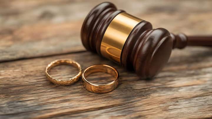 महिला ने ऑनलाइन एक एड दिया जिसमें उसकी पसंद नापसंद का जिक्र किया गया था.