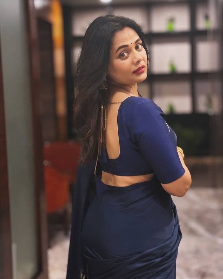 नुकतच प्रार्थनाने निळ्या रंगाच्या साडीतले तिचे काही फोटो शेअर केले आहेत.