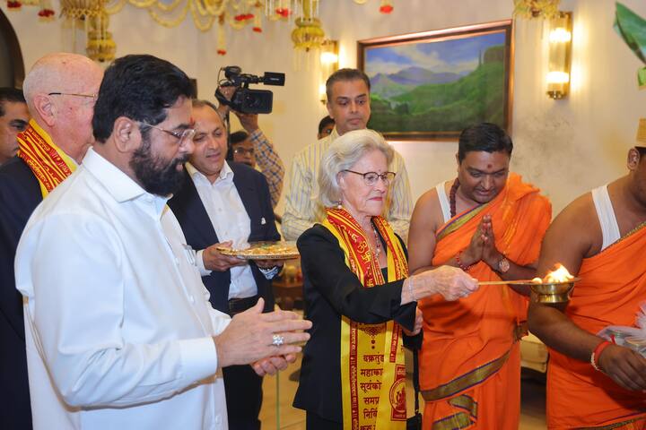 याप्रसंगी श्वाब दांपत्याच्या हस्ते श्री गणेशाची आरती करण्यात आली. यासमयी श्वाब दांपत्याचा शाल, श्रीफळ तसेच गणरायाची मूर्ती भेट देऊन सत्कार केला. मुख्यमंत्री एकनाथ शिंदे यांच्या वर्षा या निवासस्थानी दररोज विविध मान्यवरांच्याहस्ते श्री गणेशाची आरती केली जात आहे