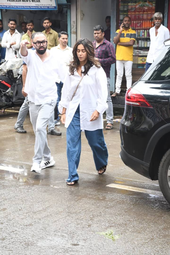 Shibani Dandekar was also seen arriving for the last rites.