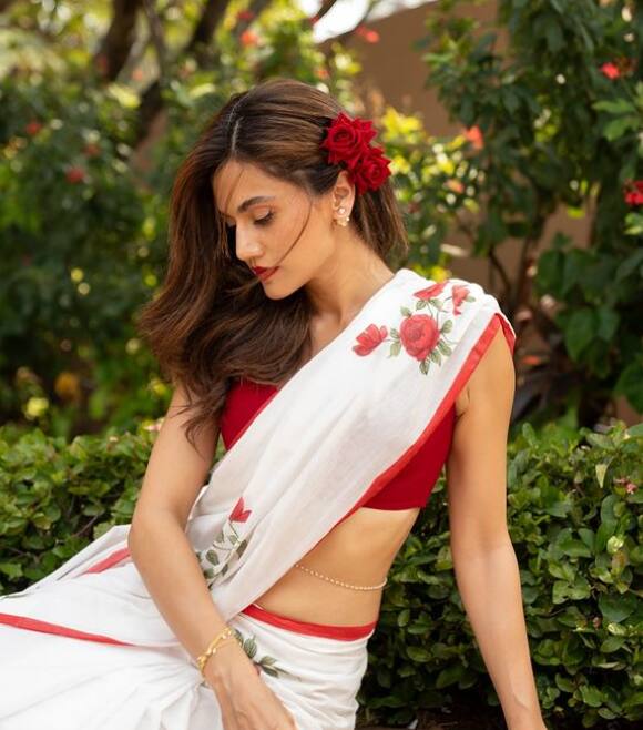 हम जिस अभिनेत्री के बारे में बात कर रहे हैं, वह कोई और नहीं बल्कि तापसी पन्नू हैं. तापसी ने साउथ से लेकर बॉलीवुड में खूब नाम कमाया है.