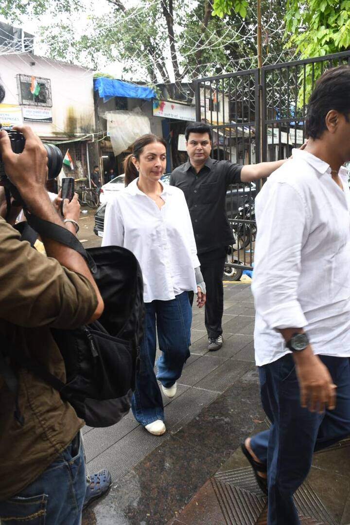 Sohail Khan's ex-wife Seema Sajdeh also came for the funeral.