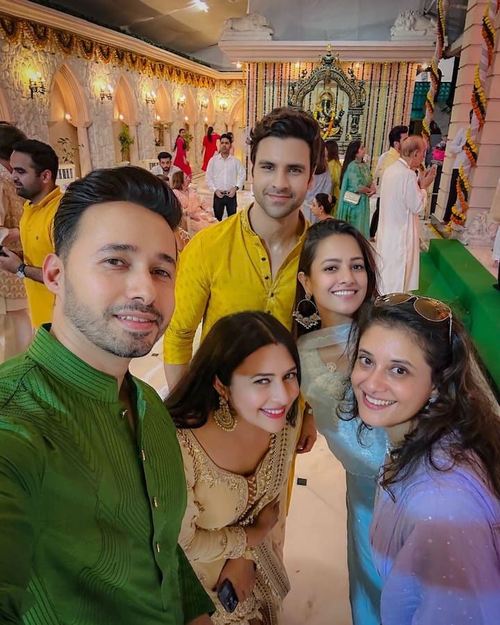 The snaps also feature Divyanka Tripathi and her husband Vivek Dahiya, Anita Hassanandani Reddy.