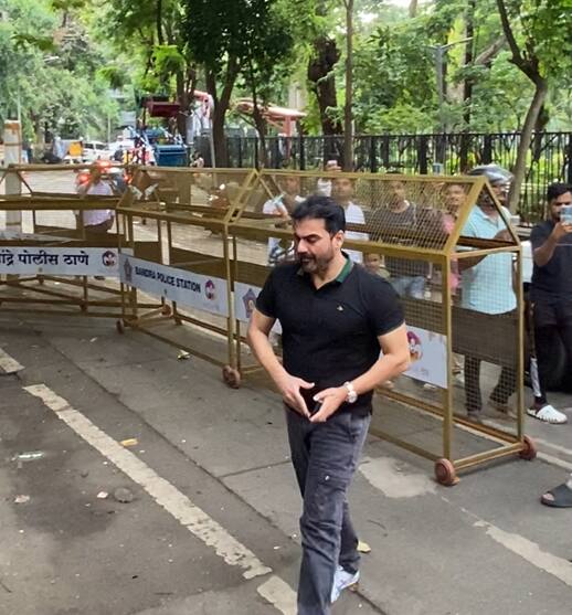 इस दौरान अरबाज खान भी अपनी पत्नी शूरा खान के साथ नजर आए. इससे पहले ये कपल अनिल मेहता के अंतिम संस्कार में भी पहुंचा था.