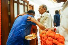 घर पहुंचने पर CM केजरीवाल का हुआ स्वागत, मां ने उतारी आरती, पिता से भी लिया आशीर्वाद