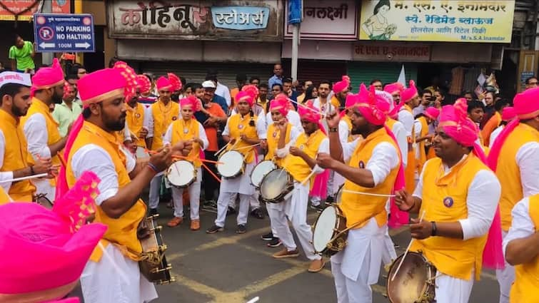 Supreme Court Stays NGT Order Grants Relief to Punes Dhol Tasha Players Pune News: विसर्जन मिरवणुकीत ढोलताशांचा घुमणार ‘आवाज’; ढोल-ताशा पथकातील वादकांच्या संख्येवरील मर्यादेला सर्वोच्च न्यायालयात स्थगिती