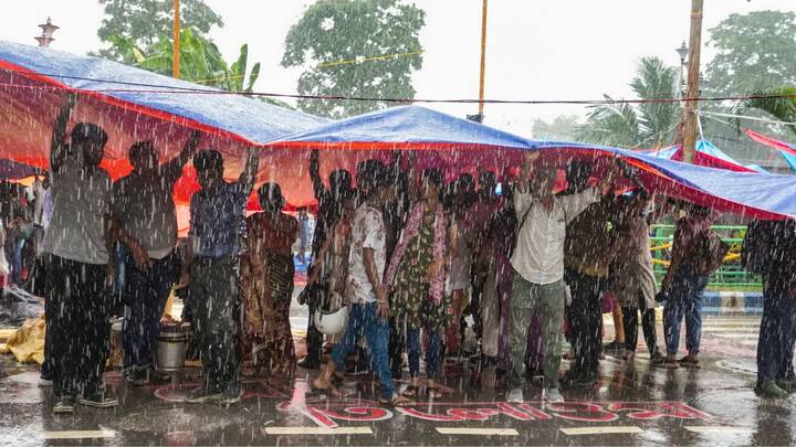 বাংলাদেশে নিম্নচাপ তৈরির আশঙ্কা। ফের মৌসুমী অক্ষরেখা সক্রিয় পশ্চিমবঙ্গে। আজ ও আগামীকাল ভারী থেকে অতি ভারী বৃষ্টির সম্ভাবনা রয়েছে দক্ষিণবঙ্গে।