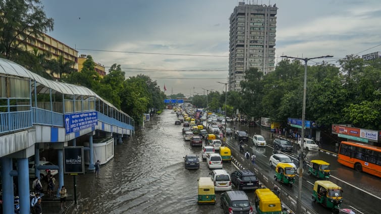 Heavy Rain In Delhi-NCR IMD weather forecast Roads Waterlogged Leading To Traffic Jams, More Showers predicted Heavy Rain In Delhi-NCR: Roads Waterlogged Leading To Traffic Jams, IMD Predicts More Showers