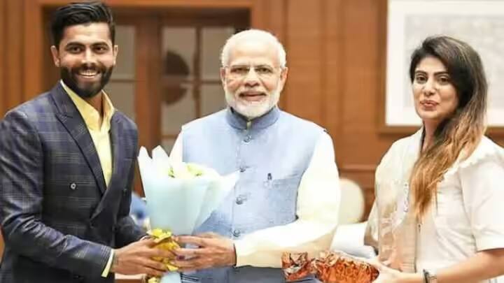 રવિન્દ્ર જાડેજા અને રીવાબા જાડેજાના લગ્ન 2016માં થયા હતા. લગ્નના 3 વર્ષ પછી, રીવાબાએ 2019 માં ભાજપમાં જોડાઈને રાજકારણમાં પ્રવેશ કર્યો. રિવાબા હાલમાં ઉત્તર જામનગર બેઠક પરથી ધારાસભ્ય છે.