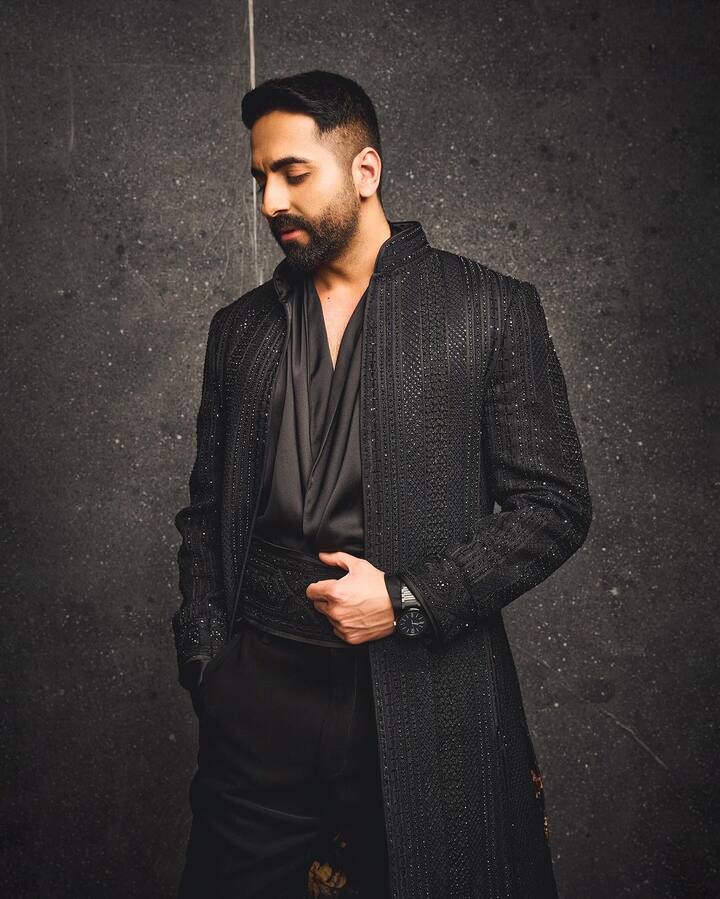 आयुष्मान खुराना को बचपन से ही सिंगिंग और एक्टिंग का शौक रखते थे. इसलिए जब वो कॉलेज में पहुंचे तो उन्होंने कई सिंगिंग प्रतियोगिताओं में हिस्सा लिया. इतना ही नहीं उस दौर में एक्टर अपने दोस्तों के साथ दिल्ली से मुंबई जाने वाली एक्सप्रेस ट्रेन में गाना भी गाया करते थे.