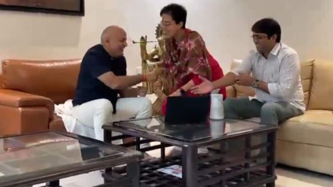 Arvind Kejriwal Bail AAP leaders workers happy How celebrated after Delhi CM bail अरविंद केजरीवाल को जमानत मिलते ही खुशी में बदल गया माहौल, मनीष सिसोदिया-आतिशी का रिएक्शन वायरल