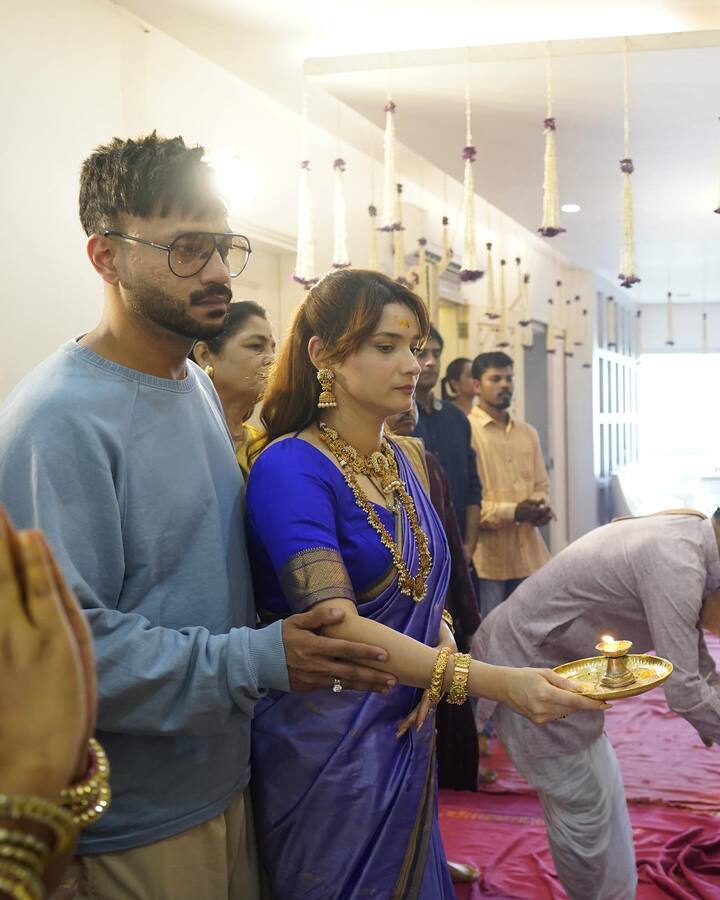 बॉलिवूडमधील अनेक सेलिब्रिटींच्या घरी लाडक्या गणरायाचं आगमन झालं आहे.
