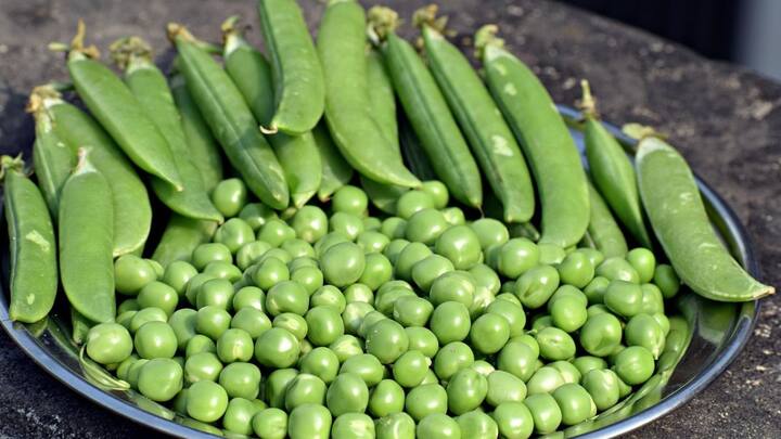 . இப்போது குக்கரை மூடி இரண்டு விசில் வரும் வரை வேகவைக்க வேண்டும்.