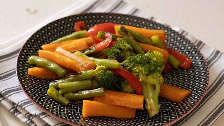 இயற்கை முறையில் விளைவிக்கப்பட்டவைக்கு தனியாக ஒரு தோற்றம் இருக்கும் என்று சொல்லப்படுகிறது. அதன் நிறம், உருவம் மிகச் சரியாக இருக்காது. உதாரணத்திற்கு தக்காளி இருக்கிறது என்றால் அதன் தோலின் நிறம் சீரற்று இருக்கும். மெழுகு உள்ளிட்டவைகள் பூசப்பட்டு மின்னும் தன்மையில் இருக்காது. 